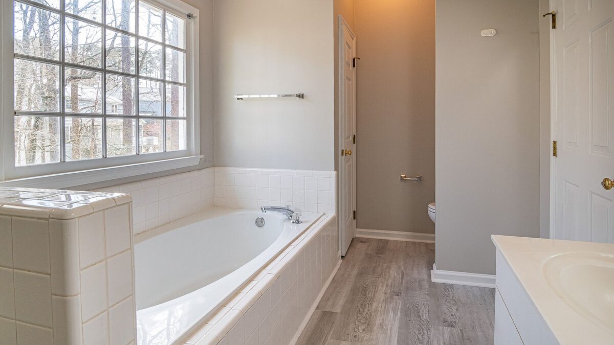 How to Clean a Bathtub: Acrylic, Fiberglass, Enamel and Jetted Tubs