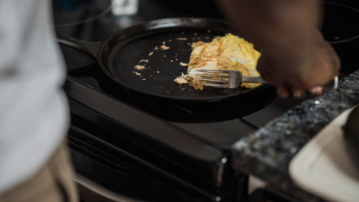 How to Clean a Cast Iron Skillet, Remove Rust and Re-Season It