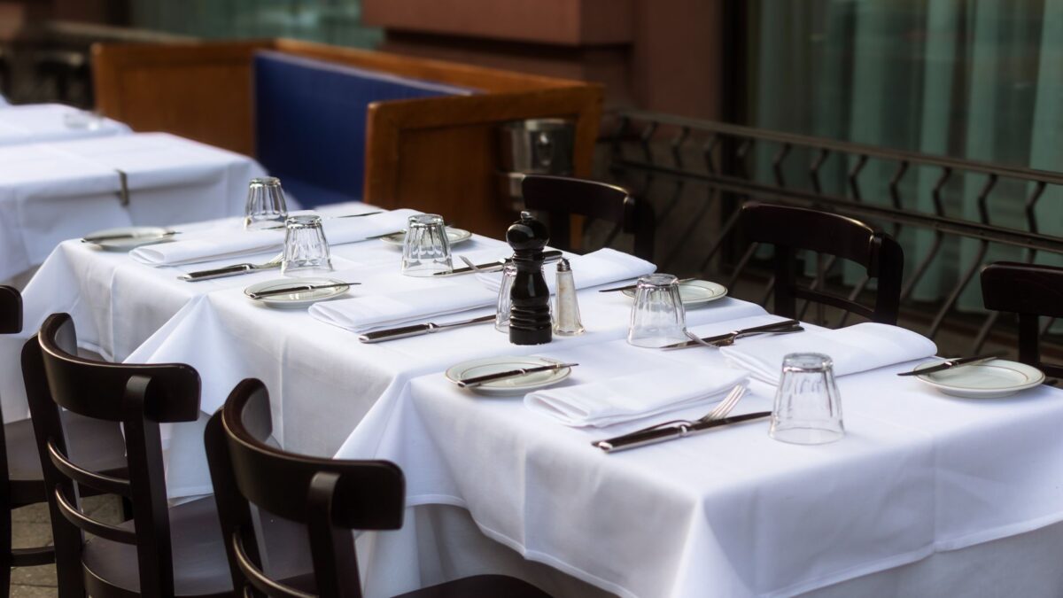 How to Get Gravy Out of a Tablecloth (Cotton, Linen and Blends)