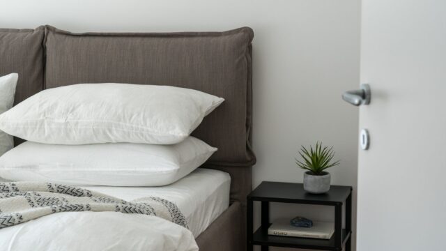 How to Prepare a Guest Room for the Holidays: Cleaning Checklist