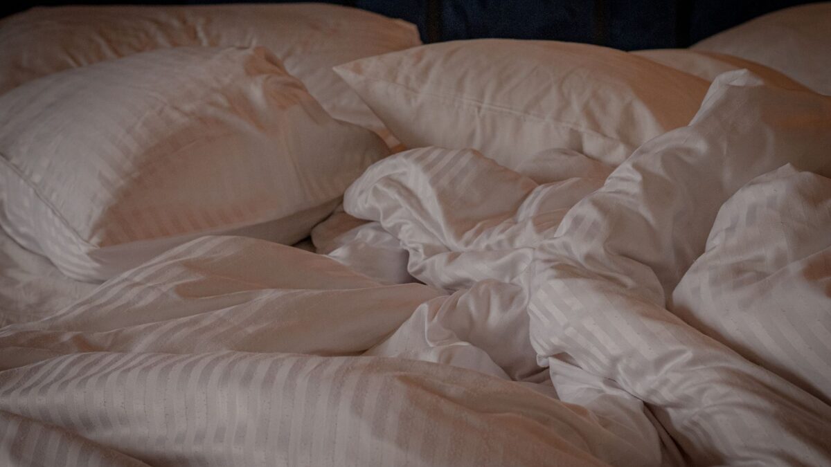 How to Wash a Pillow: Down, Polyester, Memory Foam and Latex