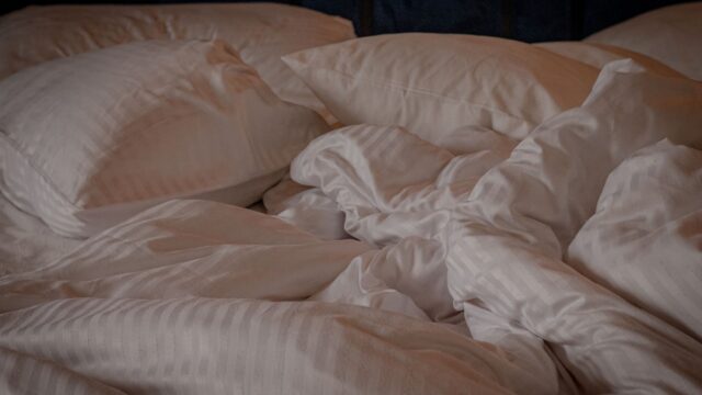 How to Wash a Pillow: Down, Polyester, Memory Foam and Latex