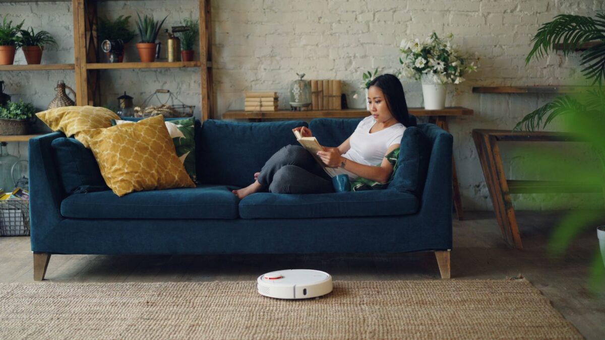 Robot Vacuum vs Cordless Vacuum: Which One Suits Your Home?